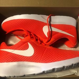 Men’s Nike Tanjun Total Crimson/White Size 10.5